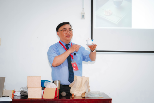 Sinh viên BDU khám phá nghệ thuật thưởng trà cổ xưa